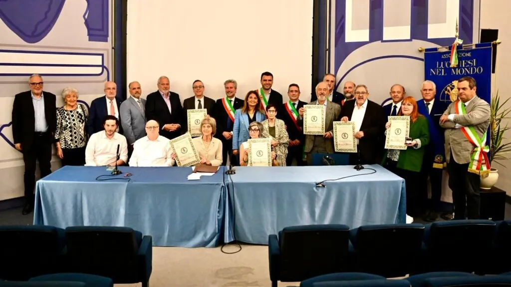 La cerimonia, premiati i 13 lucchesi che si sono distinti all’estero nel 2026