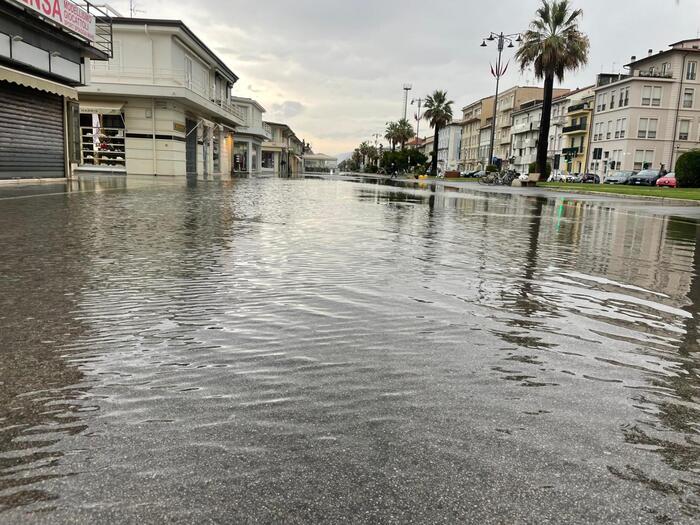 Maltempo, allagamenti a Massa Carrara e Viareggio con pioggia battente e molti disagi