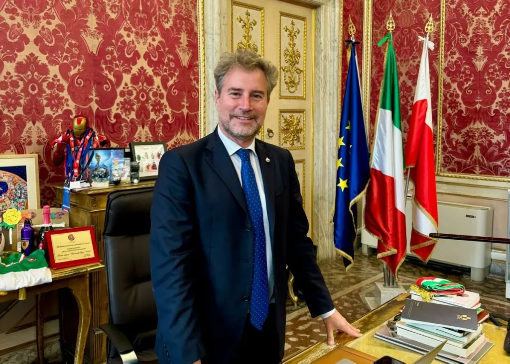 Lucca, manifesti di accuse contro il sindaco che annuncia azioni legali e ringrazia chi ha espresso solidarietà