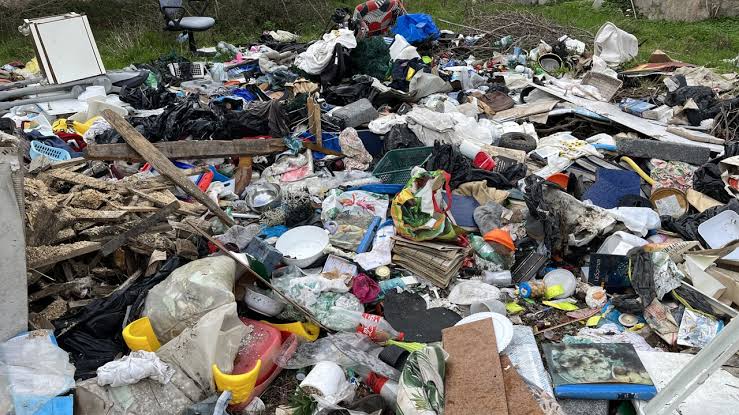 Viareggio, sgomberata una discarica abusiva vicino alla scuola media statale “Jenco”