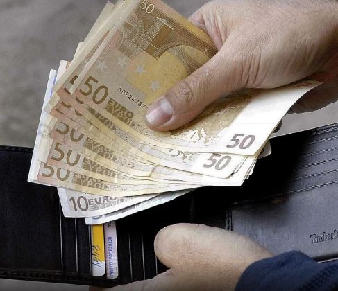 Istat, pressione fiscale aumenta al 43,5%: redditi stabili e cala la propensione al risparmio in famiglia
